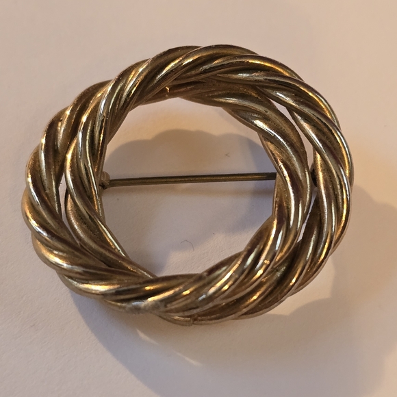 Vintage brooch open circle gold tone metal pin twist rope double - Picture 6 of 6